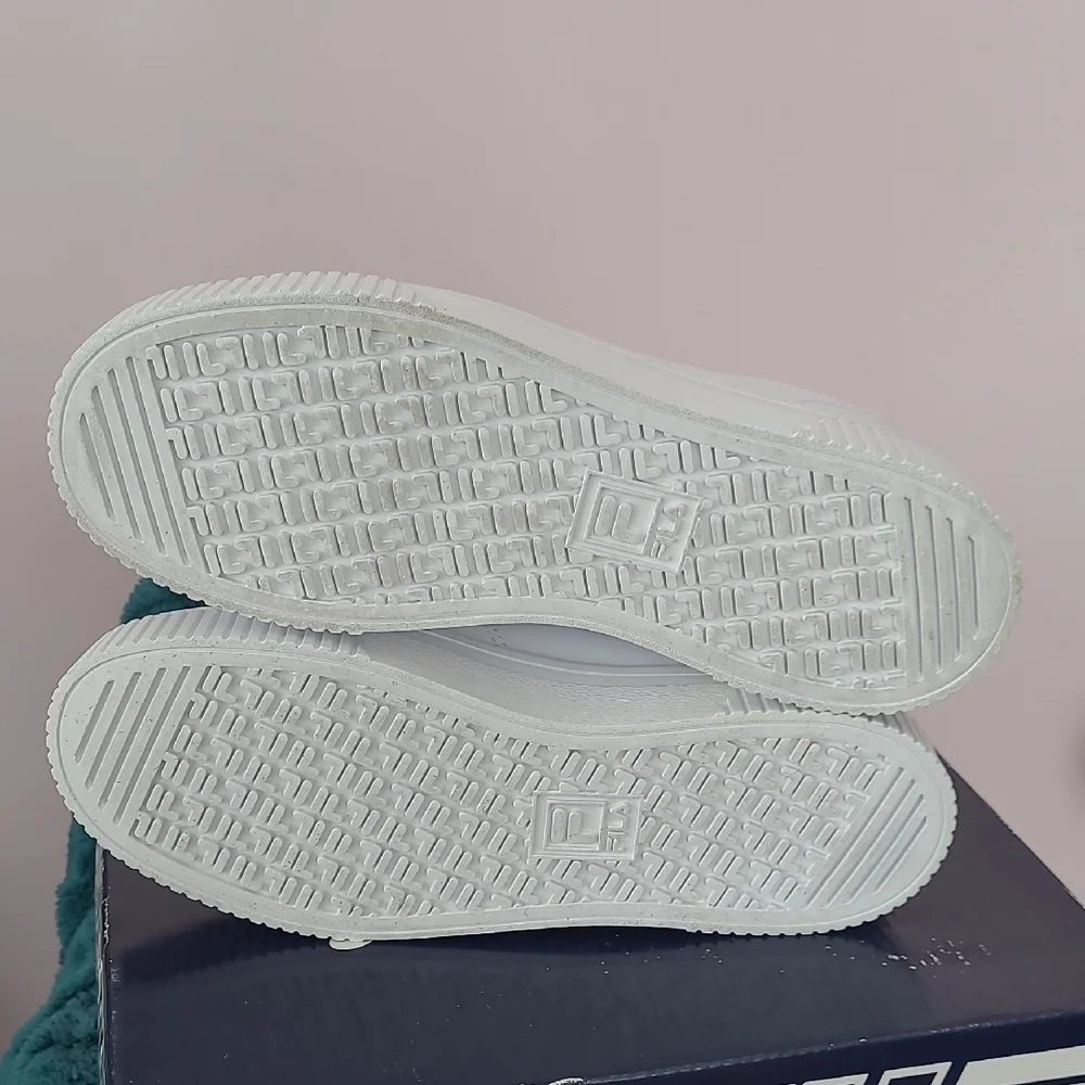 Fila Classic White Sneakers - Picture 5 of 6